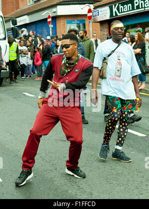 Leeds, UK. Août 31, 2015. Un jeune homme danse le long de Roundhay Road pendant le défilé de carnaval Antillais de Leeds, West Yorkshire, UK Crédit : Graham Hardy/Alamy Live News Banque D'Images