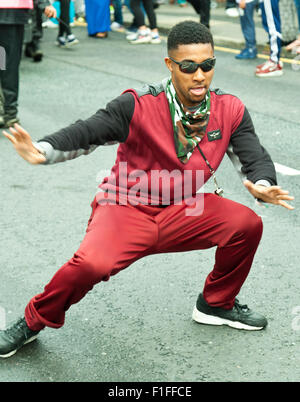 Leeds, UK. Août 31, 2015. Un jeune homme danse le long de Roundhay Road pendant le défilé de carnaval Antillais de Leeds, West Yorkshire, UK Crédit : Graham Hardy/Alamy Live News Banque D'Images