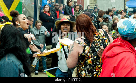 Leeds, UK. Août 31, 2015. Les gens danser sur Chapeltown Road pendant qu'ils attendent pour le Leeds West Indian Défilé d'arriver, West Yorkshire, UK Crédit : Graham Hardy/Alamy Live News Banque D'Images