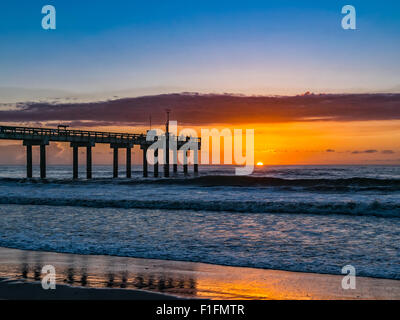 St Augustine Beach Pier à l'aube Banque D'Images