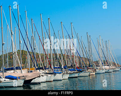 Image de bateaux et yachts sur la mer méditerranéen Banque D'Images