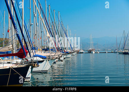 Image de bateaux et yachts sur la mer méditerranéen Banque D'Images