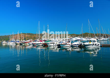 Image de bateaux et yachts sur la mer méditerranéen Banque D'Images