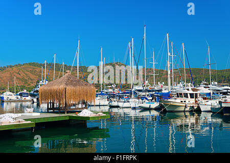 Image de bateaux et yachts sur la mer méditerranéen Banque D'Images