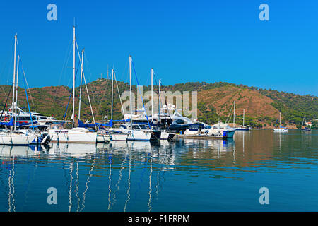 Image de bateaux et yachts sur la mer méditerranéen Banque D'Images