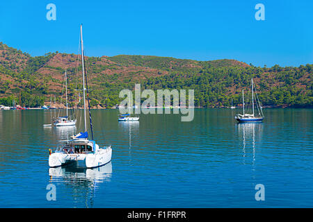 Image de bateaux et yachts sur la mer méditerranéen Banque D'Images