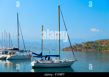 Image de bateaux et yachts sur la mer méditerranéen Banque D'Images