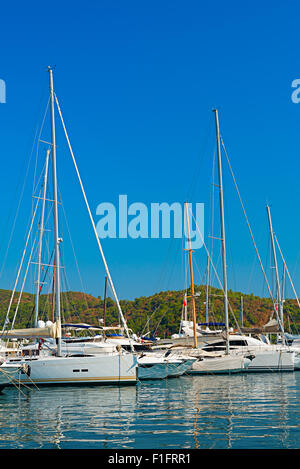 Image de bateaux et yachts sur la mer méditerranéen Banque D'Images