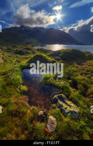 Magnifique vue sur petit lac près de Totensee lac sur le haut de Grimselpass. Alpes, Suisse, Europe. Banque D'Images