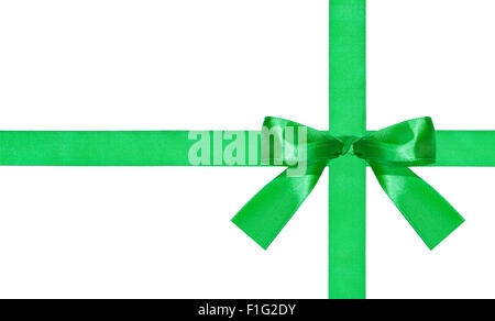 Un grand green bow-noeud sur deux rubans de satin isolé sur fond blanc Banque D'Images