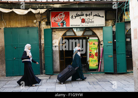 Les femmes palestiniennes à pied par Abu Shukri hoummos restaurant dans la vieille ville de Jérusalem. Banque D'Images