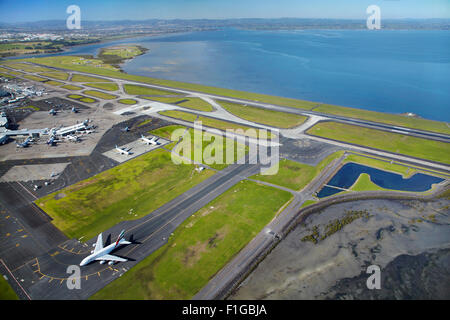 Unis Airbus A380 et des pistes à l'aéroport d'Auckland, île du Nord, Nouvelle-Zélande - vue aérienne Banque D'Images
