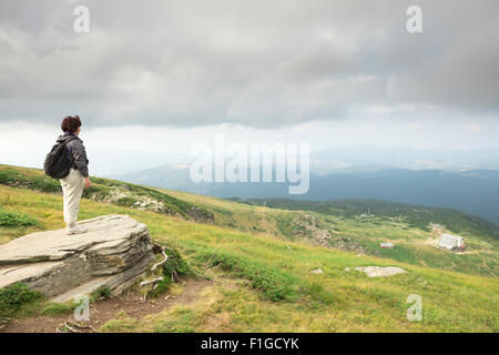 Senior woman looking at the mountain view. La Bulgarie, la montagne de Rila Banque D'Images