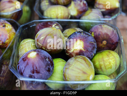 Figues fraîches vendues dans le quartier animé de marché des 'Machane Yehuda à Jérusalem. Banque D'Images