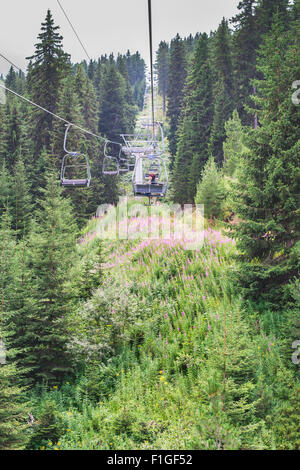 Ascenseur dans la montagne. La forêt de sapin. La Bulgarie, la montagne de Rila Banque D'Images