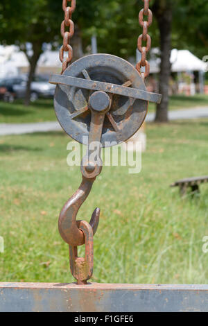 Rusty hook avec pignon, poulies et chaîne sur grue pour soulever des objets lourds Banque D'Images