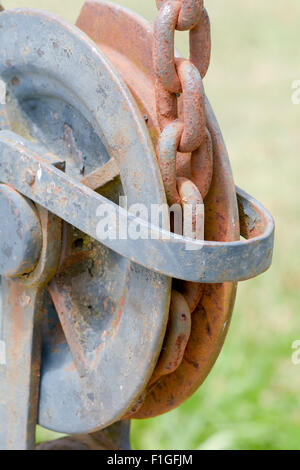 Rusty gears, poulies et chaîne sur grue pour soulever des objets lourds Banque D'Images