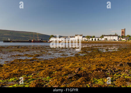 Ville d'Inveraray vu de l'ancienne route militaire, qui longe le Loch Fyne Banque D'Images