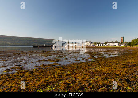 Ville d'Inveraray vu de l'ancienne route militaire, qui longe le Loch Fyne Banque D'Images