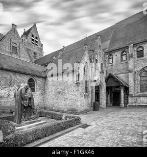 Brugge Oud Sint Janshospitaal et église Notre Dame Banque D'Images