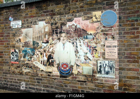 Londres, Royaume-Uni, 31 août 2015, Graffiti poster dans Portobello Road. Des costumes fabuleux et incroyable flotte sur un jour de pluie au carnaval de Notting Hill. Credit : JOHNNY ARMSTEAD/Alamy Live News Banque D'Images