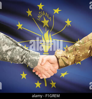 Poignée de soldats US et drapeau - Indiana Banque D'Images