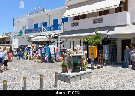 Une rangée de magasins touristiques à Fira, Santorini, Grèce. Banque D'Images