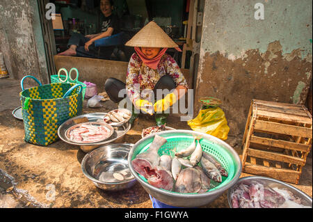 Cholon, le marché Binh Tay, une vietnamienne propose à la vente du poisson sur un trottoir près du marché Binh Tay dans le quartier Cholon, Saigon, Vietnam.