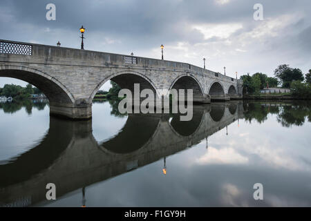 Pont de Chertsey Surrey en paysage de Londres Banque D'Images