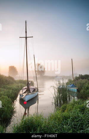 Boats on river paysage au lever du soleil en été Banque D'Images