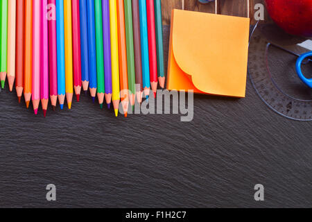 Ensemble de crayons de couleur sur le tableau noir Banque D'Images