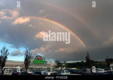 Brighton, East Sussex, UK. 01 Sep, 2015. Arc-en-ciel sur l'Asda, Hollingbury, Brighton, East Sussex. Crédit : Andrew Hasson/Alamy Live News Banque D'Images