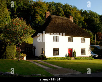 L'une des chaumières à la Milton Abbas, Dorset, UK Banque D'Images