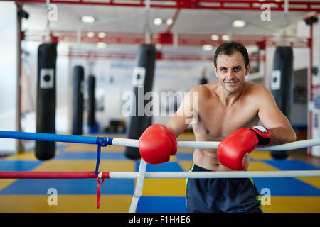 Kickbox fighter reposant dans l'anneau après la formation Banque D'Images