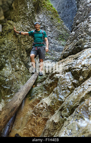 Randonneur homme descendre à travers un canyon très difficile Banque D'Images