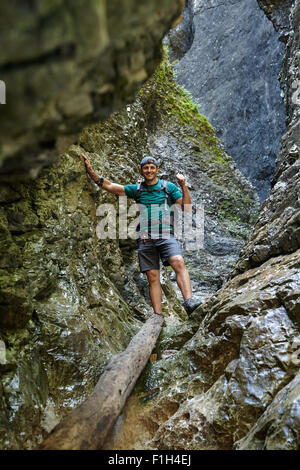 Randonneur homme descendre à travers un canyon très difficile Banque D'Images