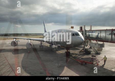 L'avion de Cubana à l'aéroport international de La Havane Banque D'Images