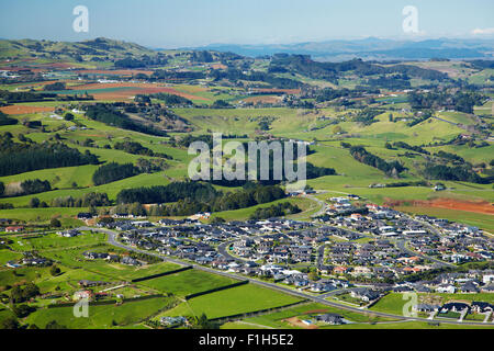 Développement de nouveaux logements, Pukekohe, les terres agricoles, et Bombay Hills, South Auckland, île du Nord, Nouvelle-Zélande - vue aérienne Banque D'Images