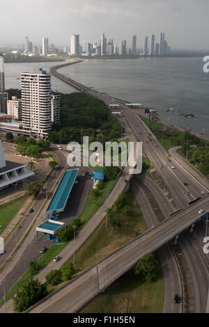 Horizon de Panama. Immeubles de bureaux et gratte-ciel avec banques, instituts financiers, zones résidentielles. Autoroutes et autoroutes avec voitures et circulation Banque D'Images