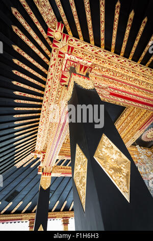 Le plafond d'or de l'un des bâtiments de la célèbre ville historique Palais Kraton de Yogyakarta, Indonésie, Asie. Banque D'Images