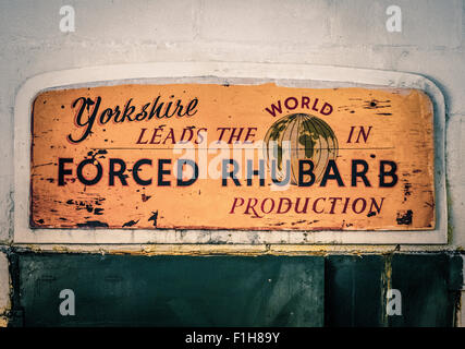 Entrée de la rhubarbe forçant cabanes à l'E d'Oldroyd et Fils Yorkshire Rhubarb Tours. La rhubarbe est cultivé dans l'obscurité et choisi par can Banque D'Images