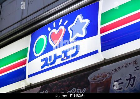 Une pancarte trois F sur l'affichage à l'entrée de l'un de ses magasin de proximité le 2 septembre 2015, Tokyo, Japon. Les opérateurs magasin Lawson Inc. et trois F Co. a annoncé lundi qu'ils avaient commencé à des négociations en vue d'une entreprise s'associent pour leur permettre de travailler ensemble dans le développement de produits et l'approvisionnement. La plus petite marque trois F devrait être maintenue et les sociétés vont continuer à gérer leur propre distribution. © Rodrigo Reyes Marin/AFLO/Alamy Live News Banque D'Images