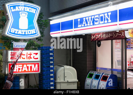 Lawson sur les enseignes, affichage à l'entrée de l'un de ses magasin de proximité le 2 septembre 2015, Tokyo, Japon. Les opérateurs magasin Lawson Inc. et trois F Co. a annoncé lundi qu'ils avaient commencé à des négociations en vue d'une entreprise s'associent pour leur permettre de travailler ensemble dans le développement de produits et l'approvisionnement. La plus petite marque trois F devrait être maintenue et les sociétés vont continuer à gérer leur propre distribution. © Rodrigo Reyes Marin/AFLO/Alamy Live News Banque D'Images