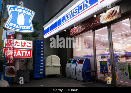 Lawson sur les enseignes, affichage à l'entrée de l'un de ses magasin de proximité le 2 septembre 2015, Tokyo, Japon. Les opérateurs magasin Lawson Inc. et trois F Co. a annoncé lundi qu'ils avaient commencé à des négociations en vue d'une entreprise s'associent pour leur permettre de travailler ensemble dans le développement de produits et l'approvisionnement. La plus petite marque trois F devrait être maintenue et les sociétés vont continuer à gérer leur propre distribution. © Rodrigo Reyes Marin/AFLO/Alamy Live News Banque D'Images