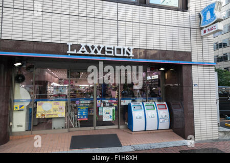 Lawson sur les enseignes, affichage à l'entrée de l'un de ses magasin de proximité le 2 septembre 2015, Tokyo, Japon. Les opérateurs magasin Lawson Inc. et trois F Co. a annoncé lundi qu'ils avaient commencé à des négociations en vue d'une entreprise s'associent pour leur permettre de travailler ensemble dans le développement de produits et l'approvisionnement. La plus petite marque trois F devrait être maintenue et les sociétés vont continuer à gérer leur propre distribution. © Rodrigo Reyes Marin/AFLO/Alamy Live News Banque D'Images