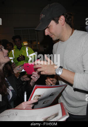 Londres, Royaume-Uni, 26 mai 2015 : Bradley Cooper rencontre des fans à l'extérieur du Theatre Royal Haymarket, après avoir joué "L'Elephant Man' Banque D'Images