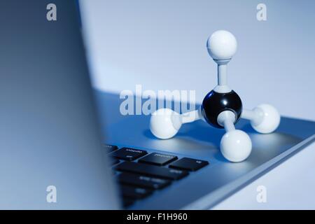 Molécule de méthane modèle et un ordinateur portable. Le méthane est le plus simple et d'hydrocarbures est le principal constituant du gaz naturel Banque D'Images