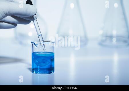 Le pipetage de carbonate de sodium sulfate de cuivre. Le carbonate de cuivre précipité formé résultat. Réaction de déplacement double Banque D'Images