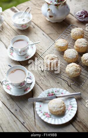 Table avec des scones frais et le thé l'après-midi Banque D'Images