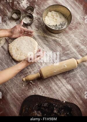 Vue de dessus de womans mains façonner la pâte scone Banque D'Images